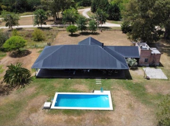 Moderna y amplia casa con espectaculares vistas al golf Estilo farm industrial
