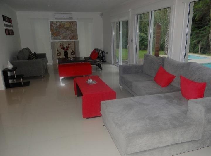 Foto de Moderna casa a pasos del golf, imagen 1