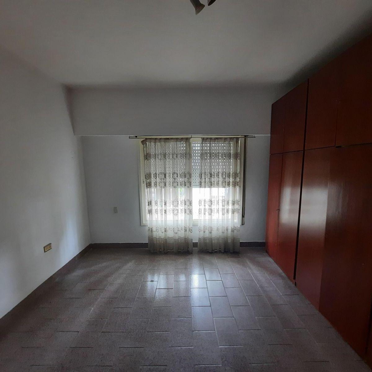 AMPLIA CASA EN PLANTA BAJA CON PATIO PARQUIZADO Y TODOS LOS SERVICIOS