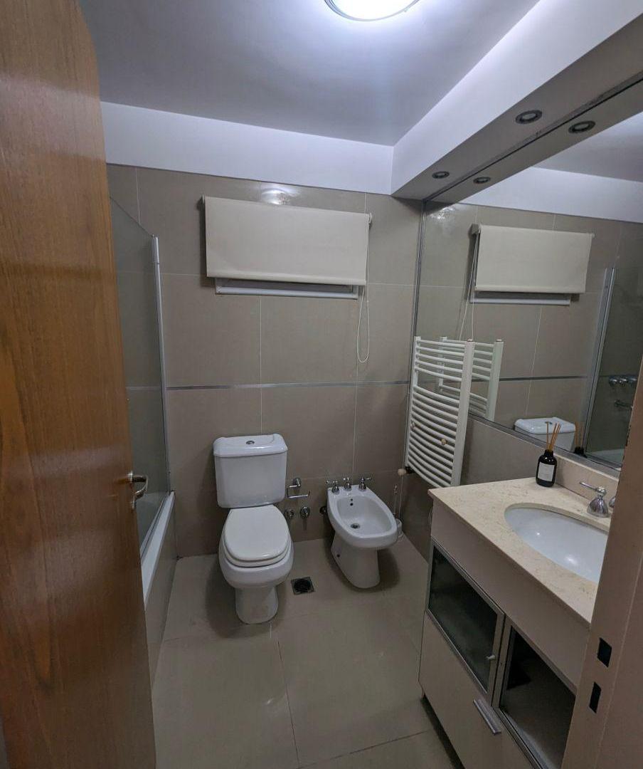 Moderno departamento de 2 dormitorios con cochera en zona Rio. Rindaldi.