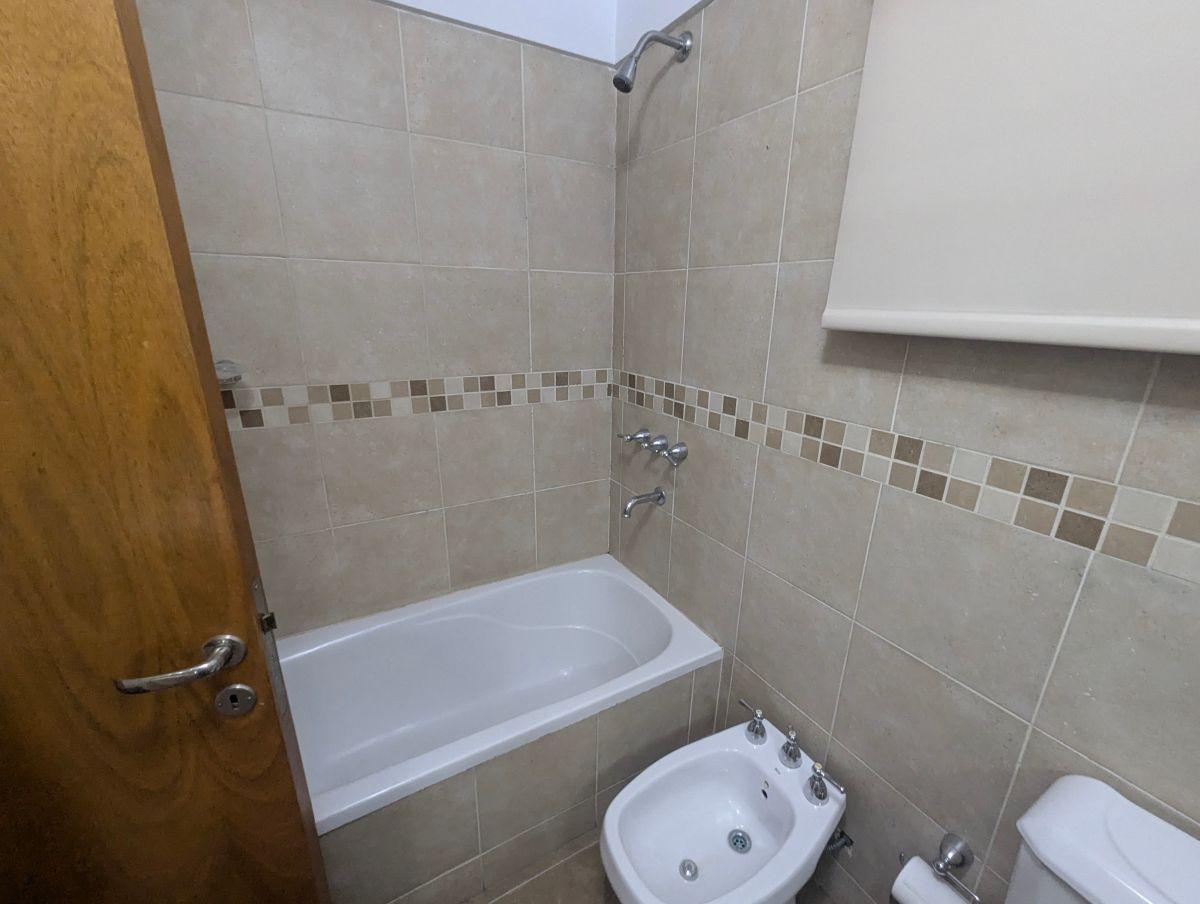 Moderno departamento de 2 dormitorios con cochera en zona Rio. Rindaldi.