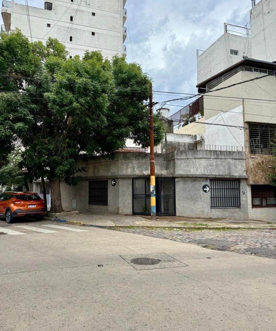 Reconquista y Tuella - Casa 2 Dorm. y Cochera