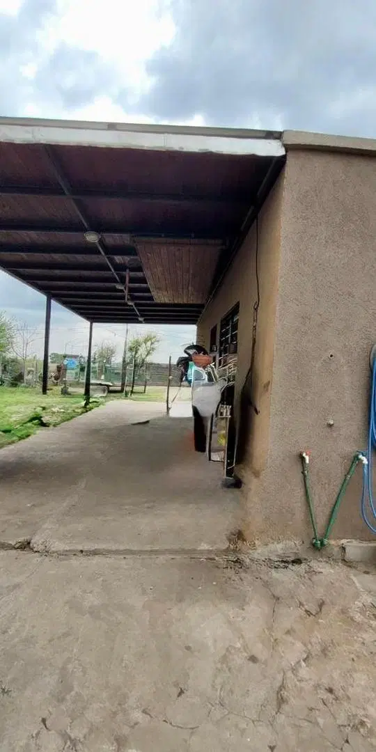 Casa con jardín y pileta en Roldan 5