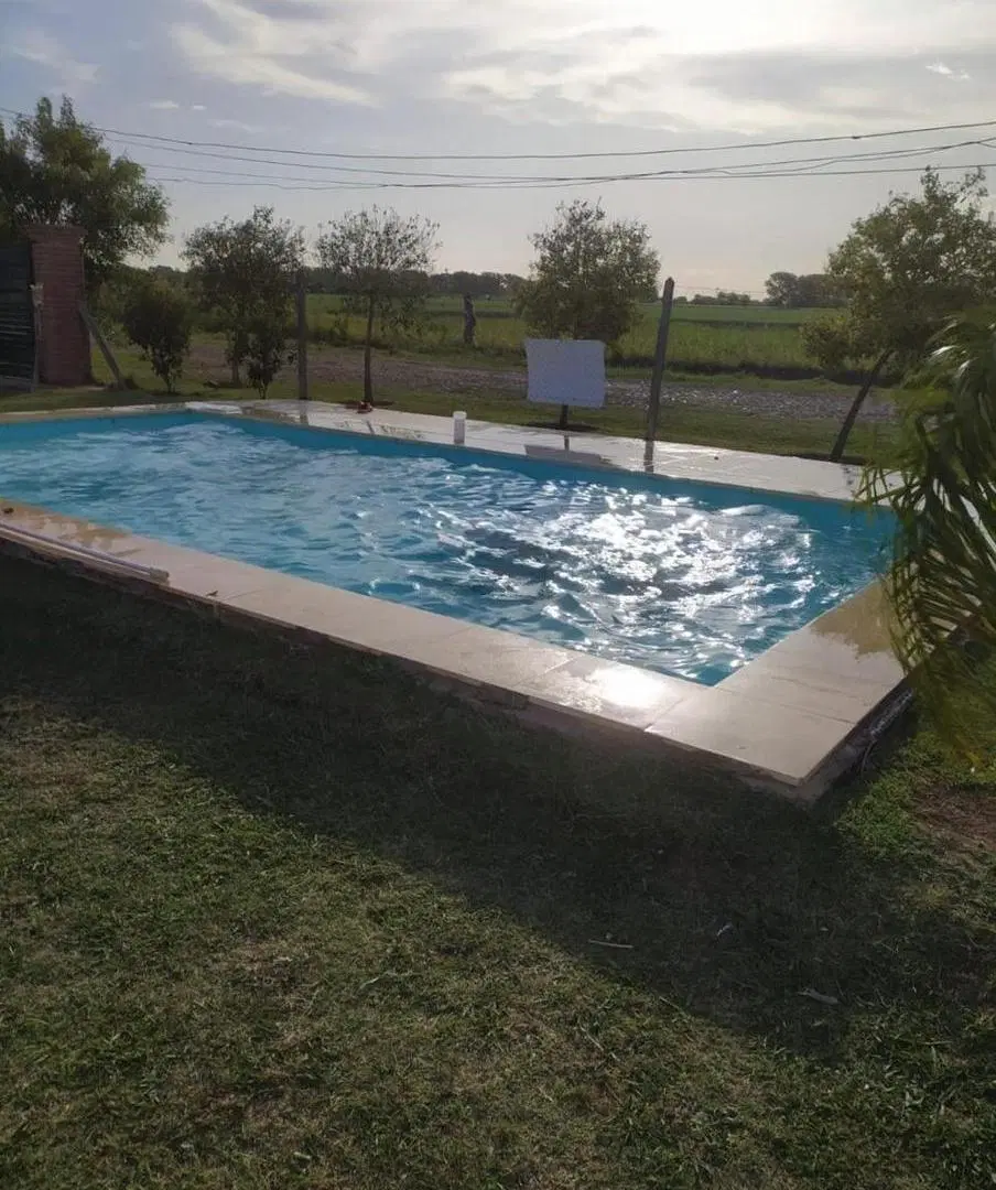 Casa con jardín y pileta en Roldan 2