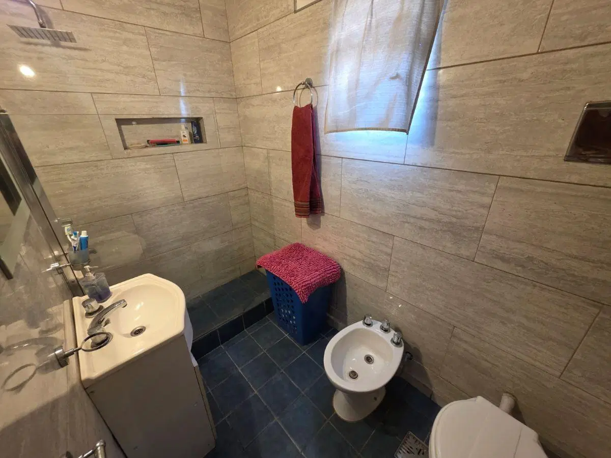 CASA EN VENTA APTA DOS FLIAS PARTE A TERMINAR. AMPLIO TERRENO LIBRE 2