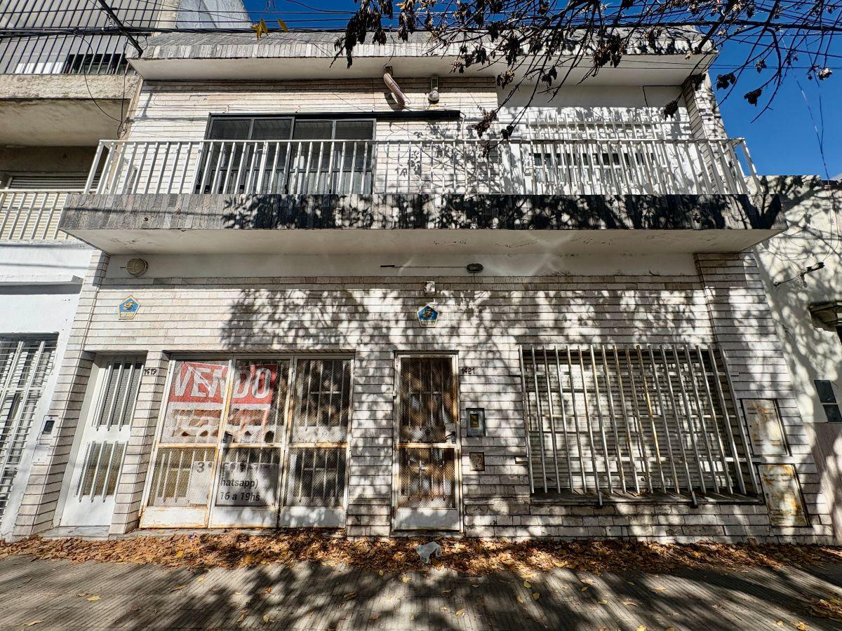 Casa 2 dormitorios con cochera en planta baja. Virasoro 1400.
