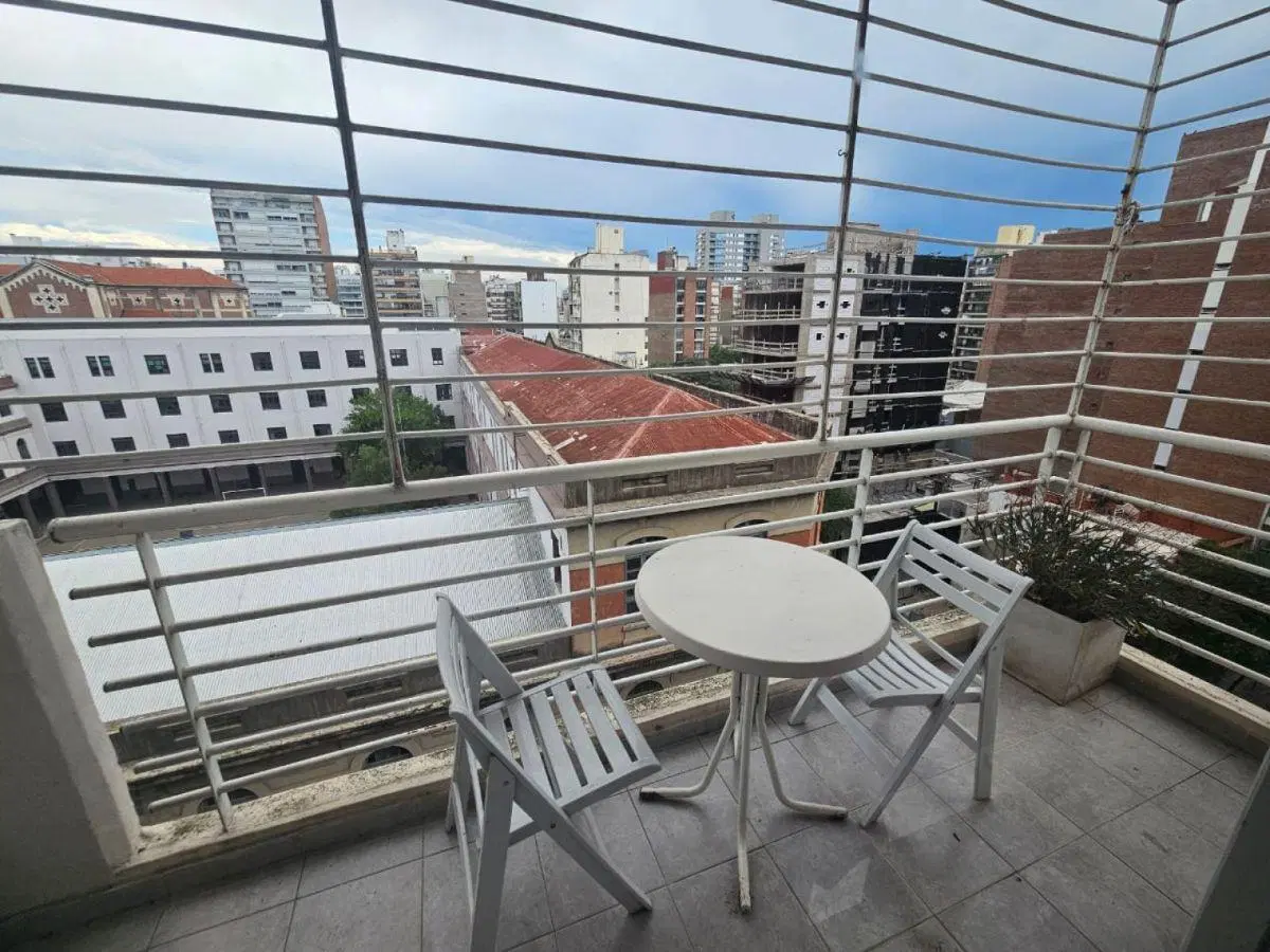 Monoambiente con balcón Jujuy 1600 2