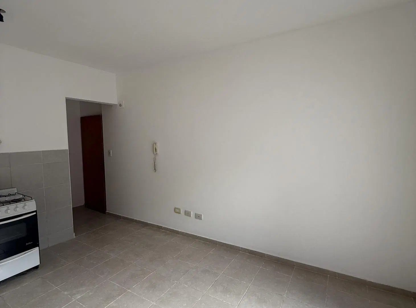 Venta monoambiente con patio 1