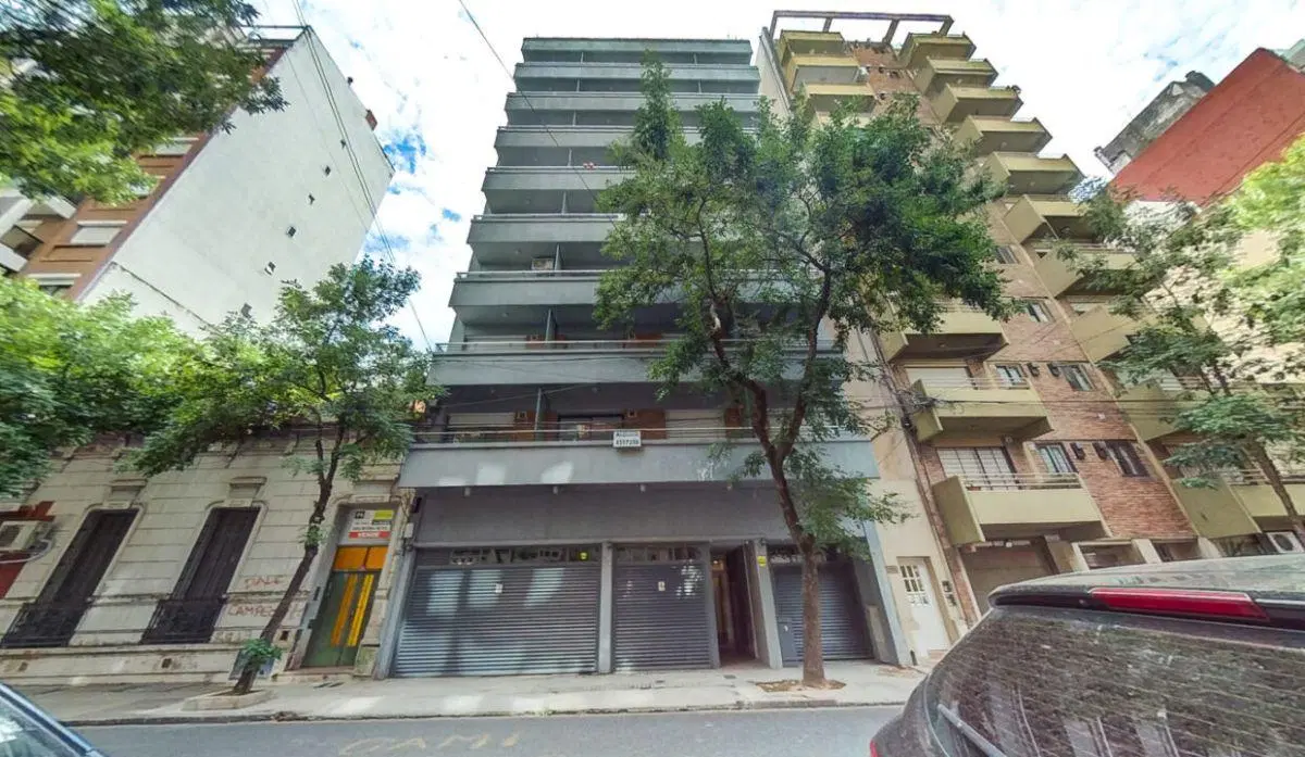Excelente monoambiente dividido con balcón al frente 2