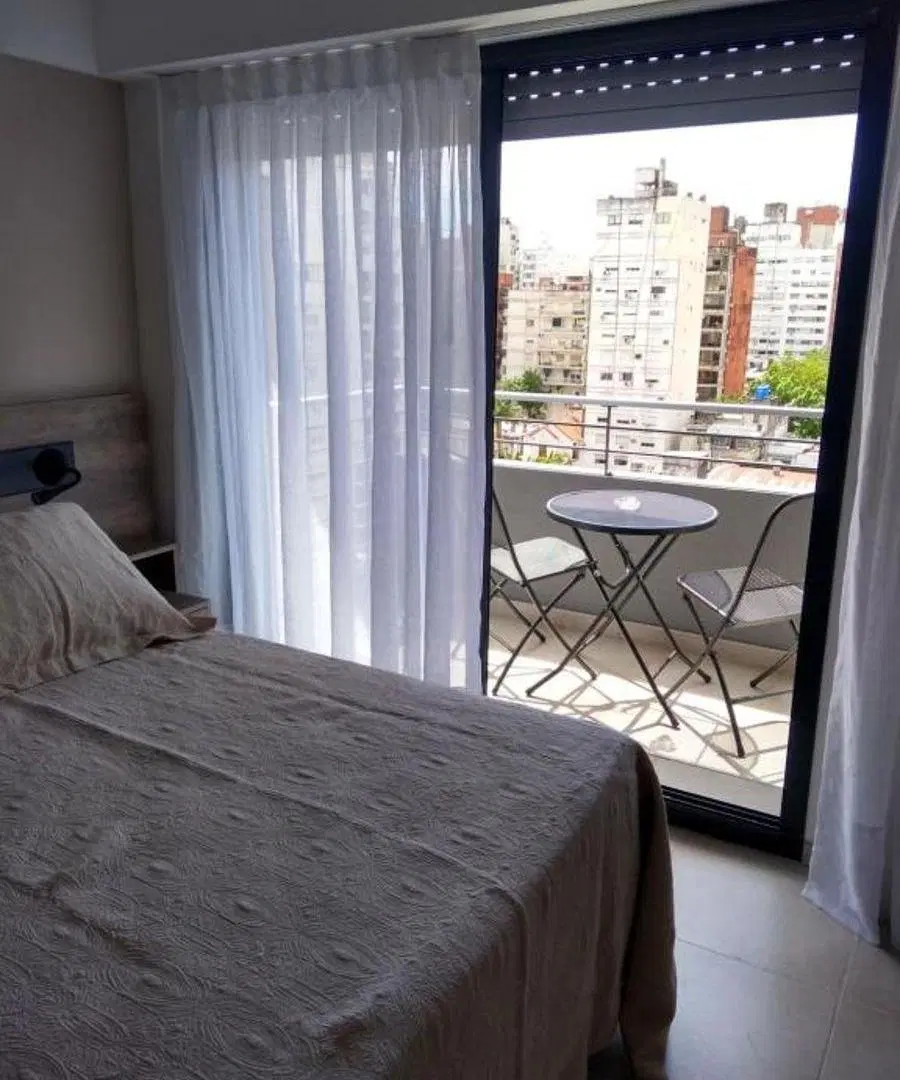 Excelente monoambiente dividido con balcón al frente 1