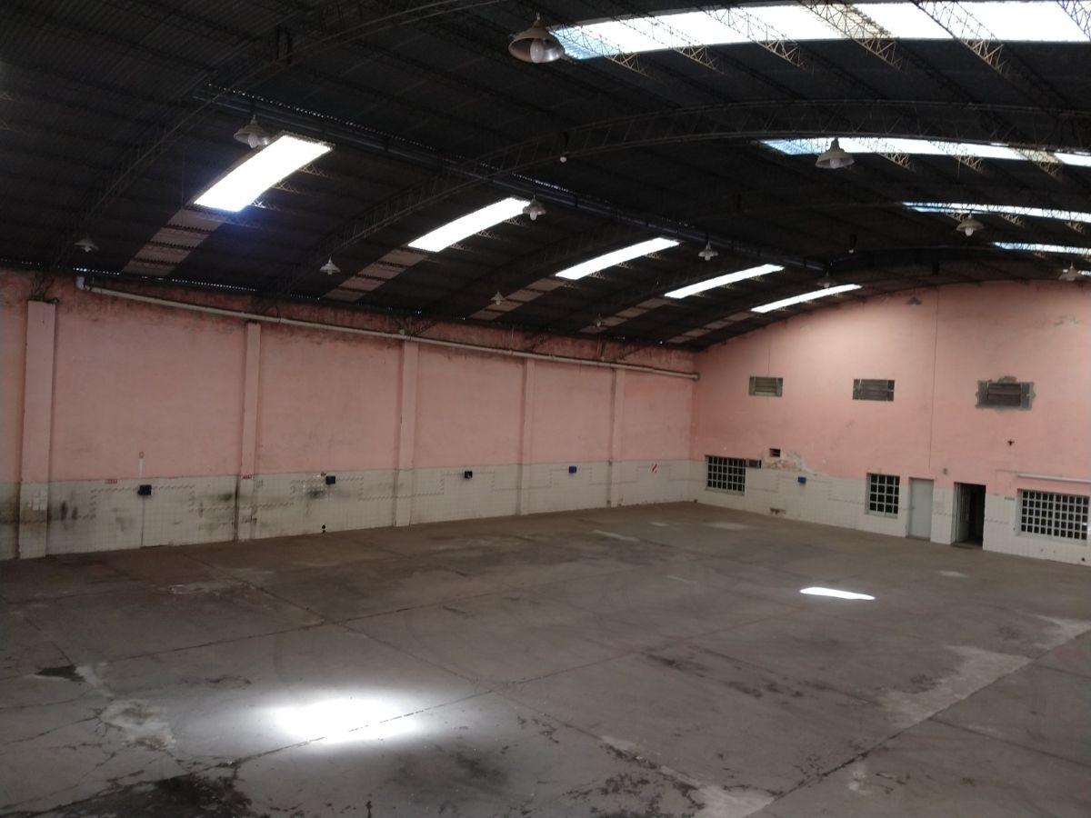 Foto de IMPONENTE GALPÓN / DEPÓSITO DE 1.043 M² CON SECTOR DE OFICINAS Y, imagen 2
