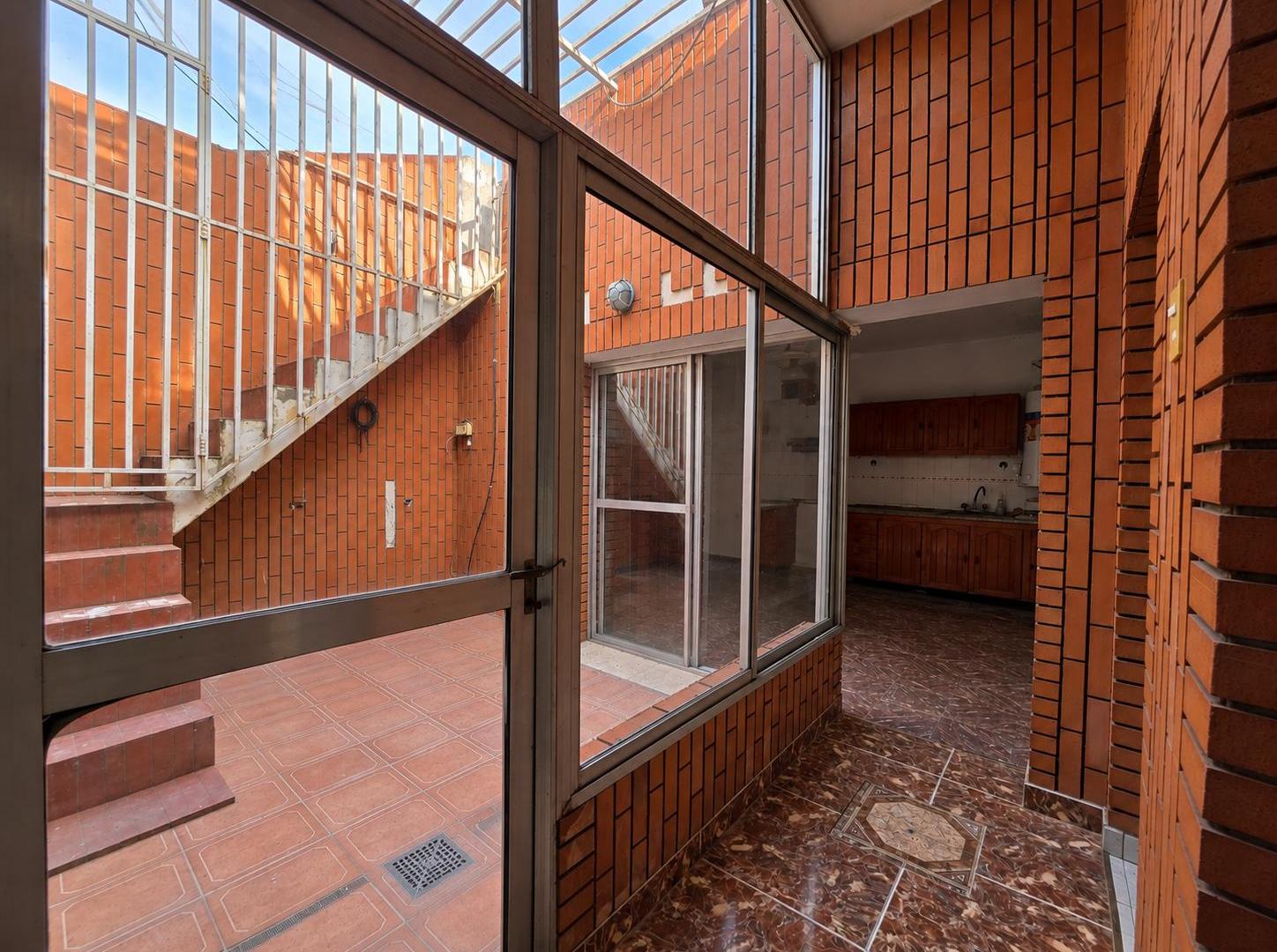 Foto de Casa sobre avenida de 126 m² con 3 dormitorios en venta en Tiro Suizo, imagen 3