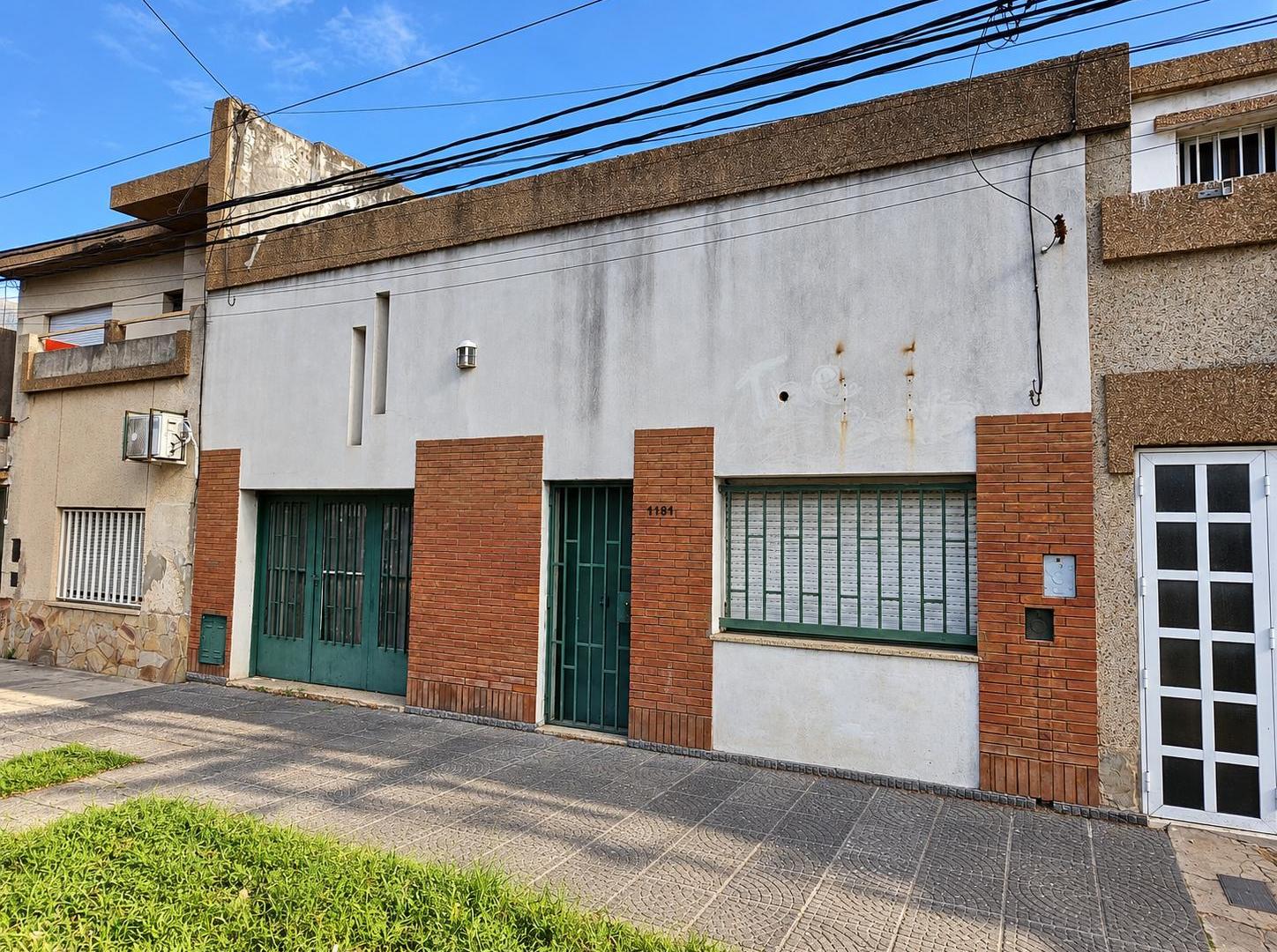 Foto de Casa sobre avenida de 126 m² con 3 dormitorios en venta en Tiro Suizo, imagen 1