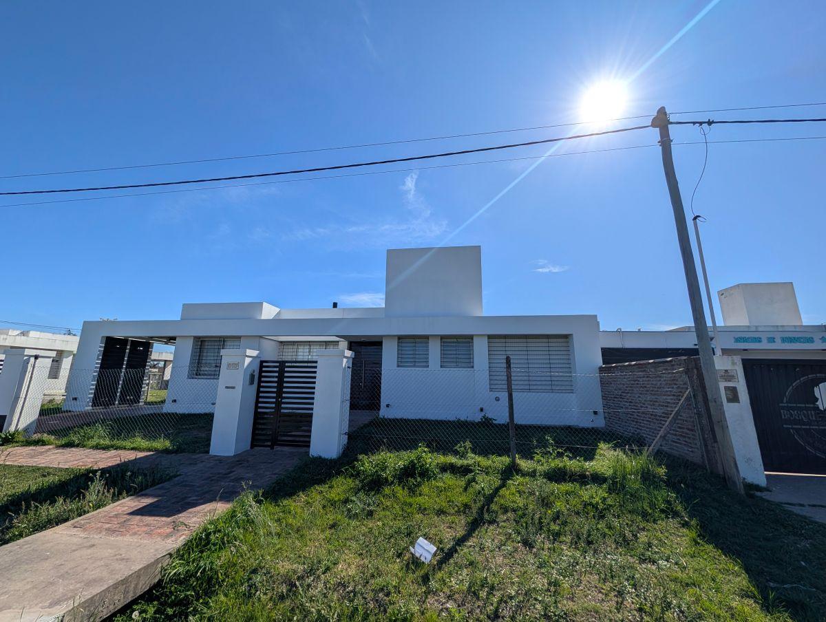 Foto de Hermosa casa de 3 dormitorios con pileta, jardín y galería, imagen 3