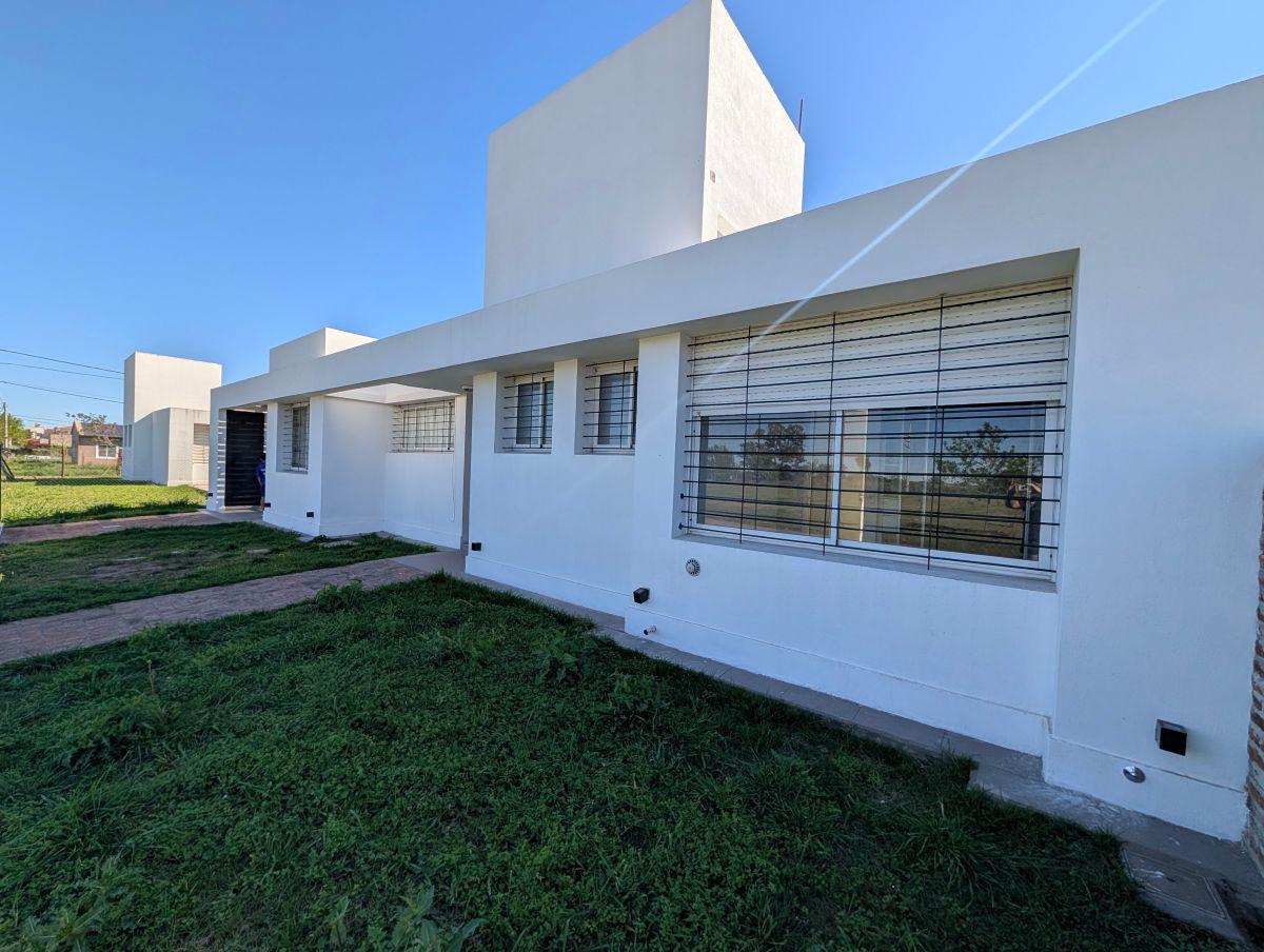 Foto de Hermosa casa de 3 dormitorios con pileta, jardín y galería, imagen 1