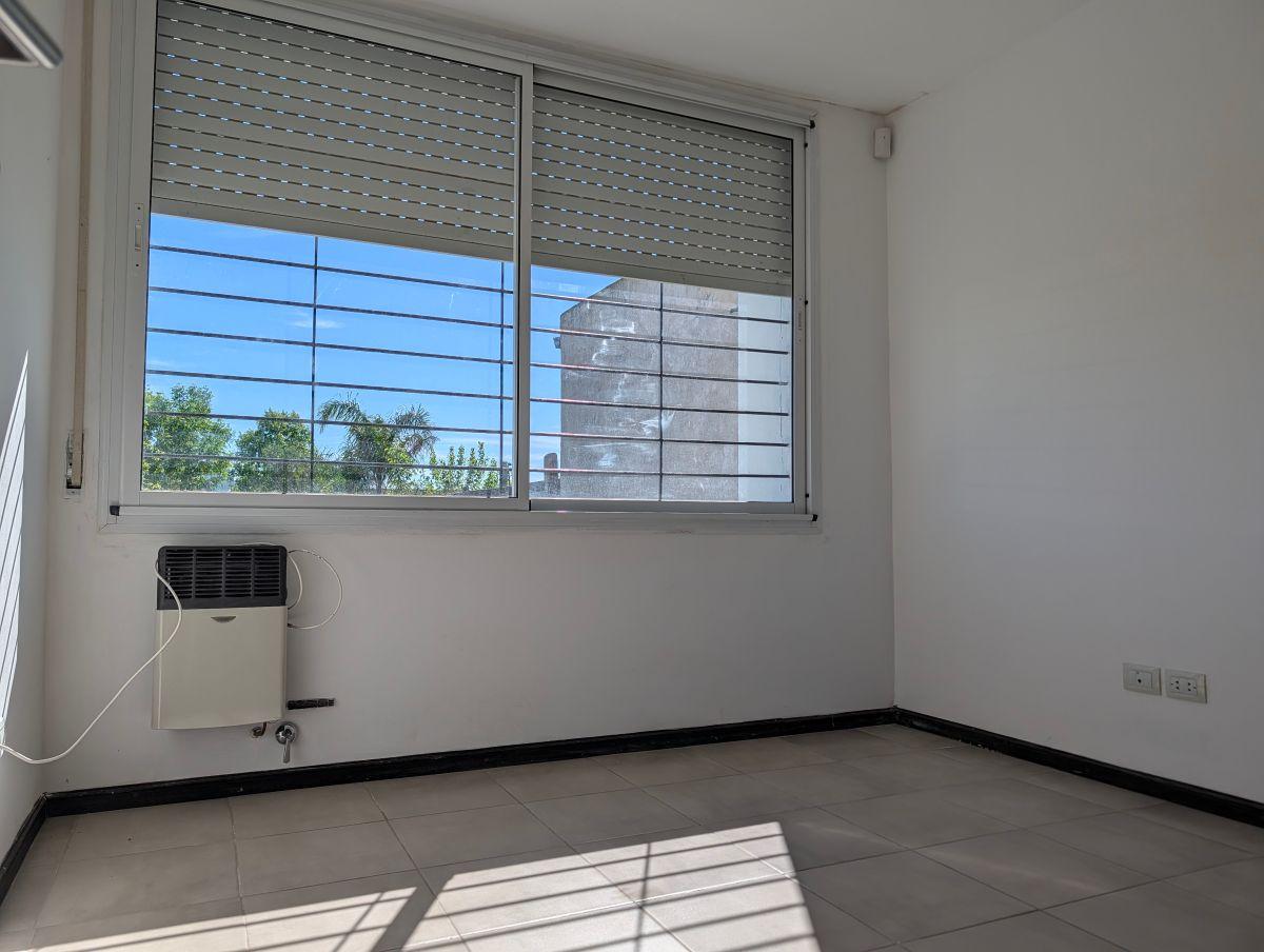 Foto de Hermosa casa de 3 dormitorios con pileta, jardín y galería, imagen 5