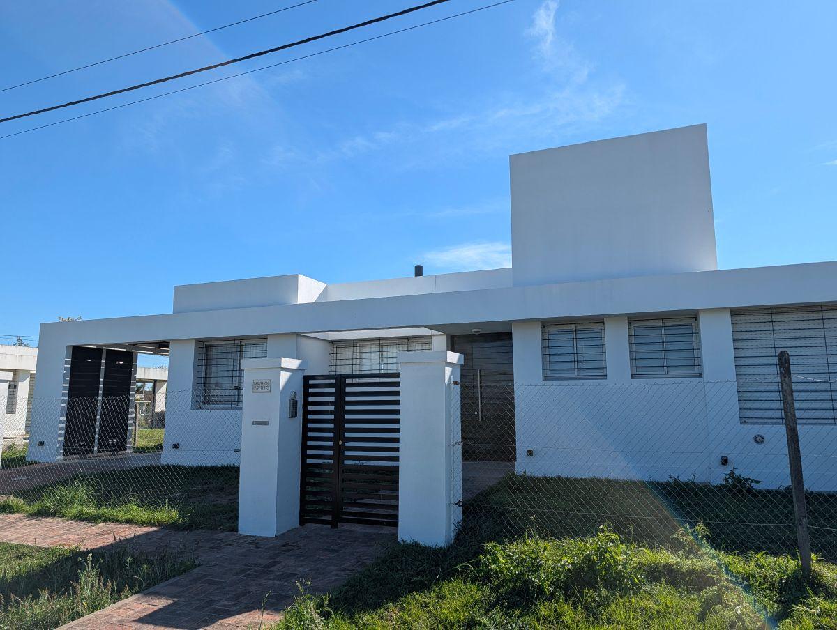Foto de Hermosa casa de 3 dormitorios con pileta, jardín y galería, imagen 4