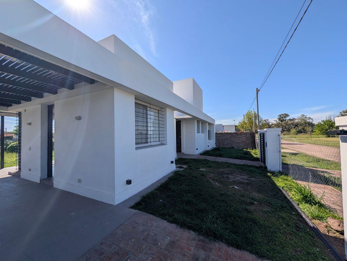 Foto de Hermosa casa de 3 dormitorios con pileta, jardín y galería, imagen 2
