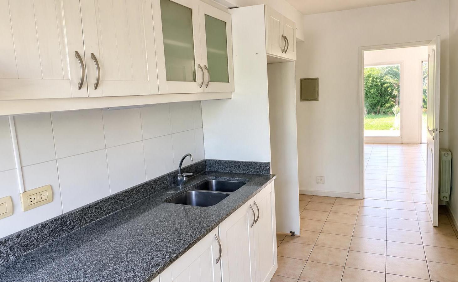 Foto de VENTA CON RENTA DEPARTAMENTO 4 AMBIENTES 2 COCHERAS EN FARM CLUB PILAR, imagen 2