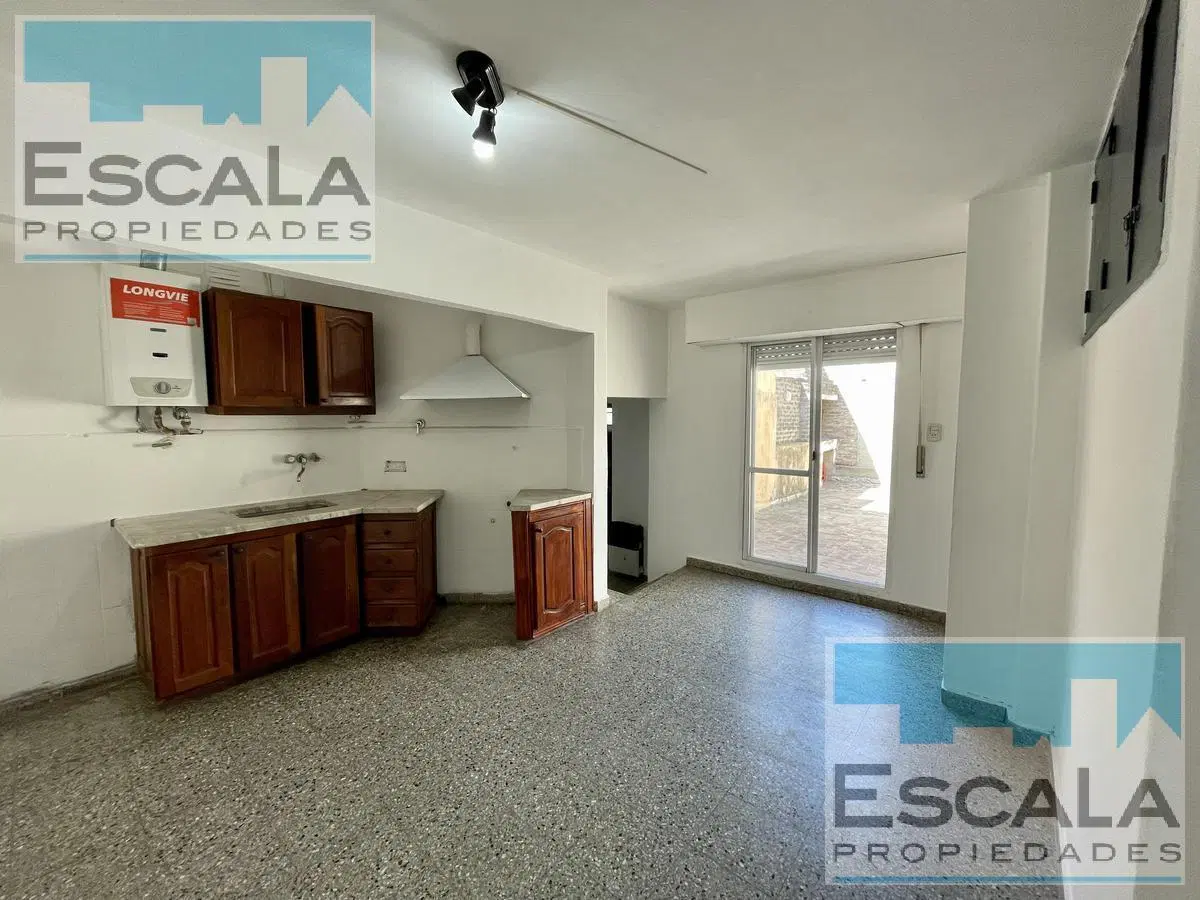 CASA PH EN PLANTA ALTA DE UN DORMITORIO CON PATIO EN VENTA Y ALQUILER ARROYITO 2