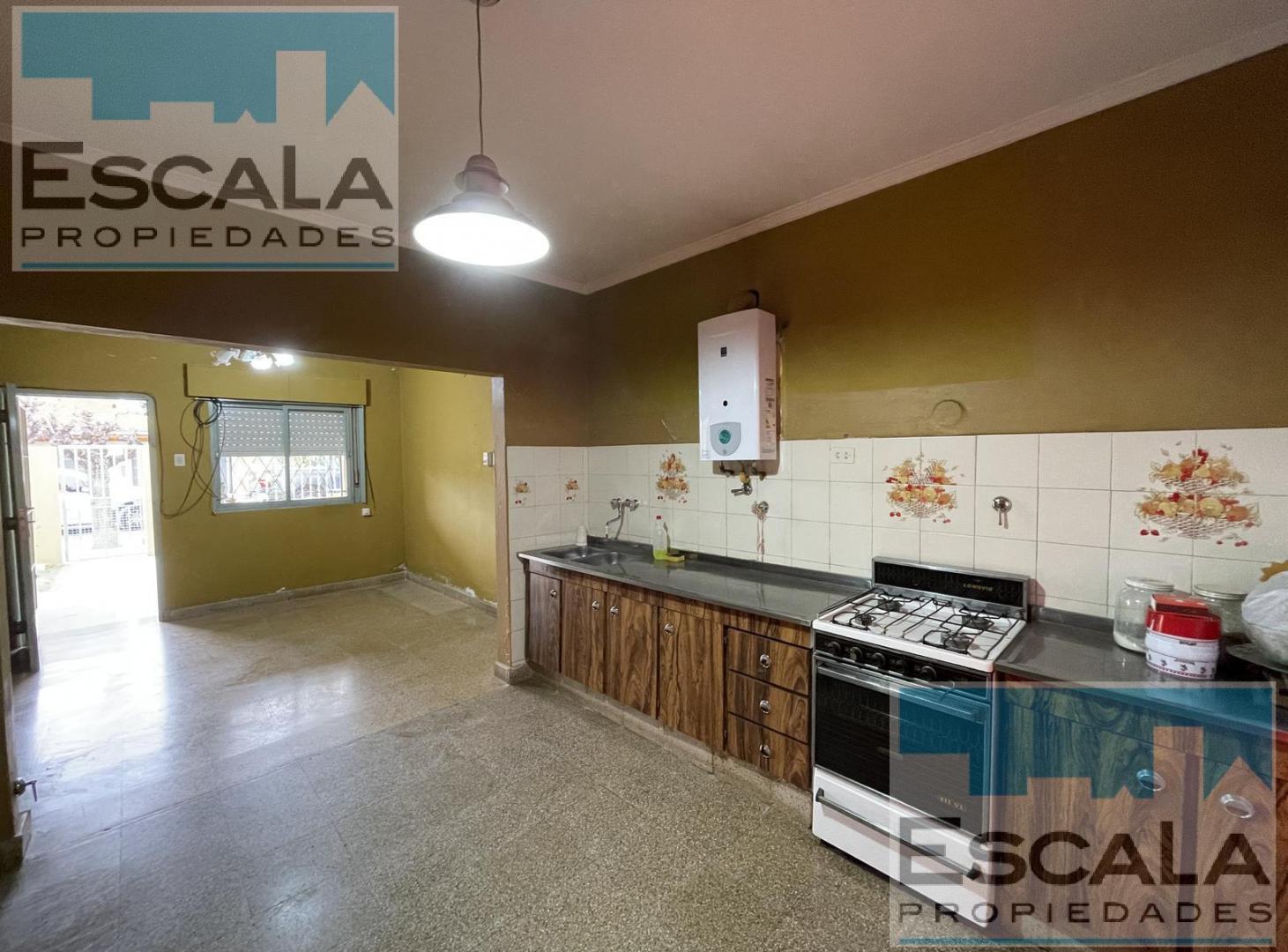 Foto de Casa de dos dormitorios con patio y jardín en venta Rosario, imagen 4