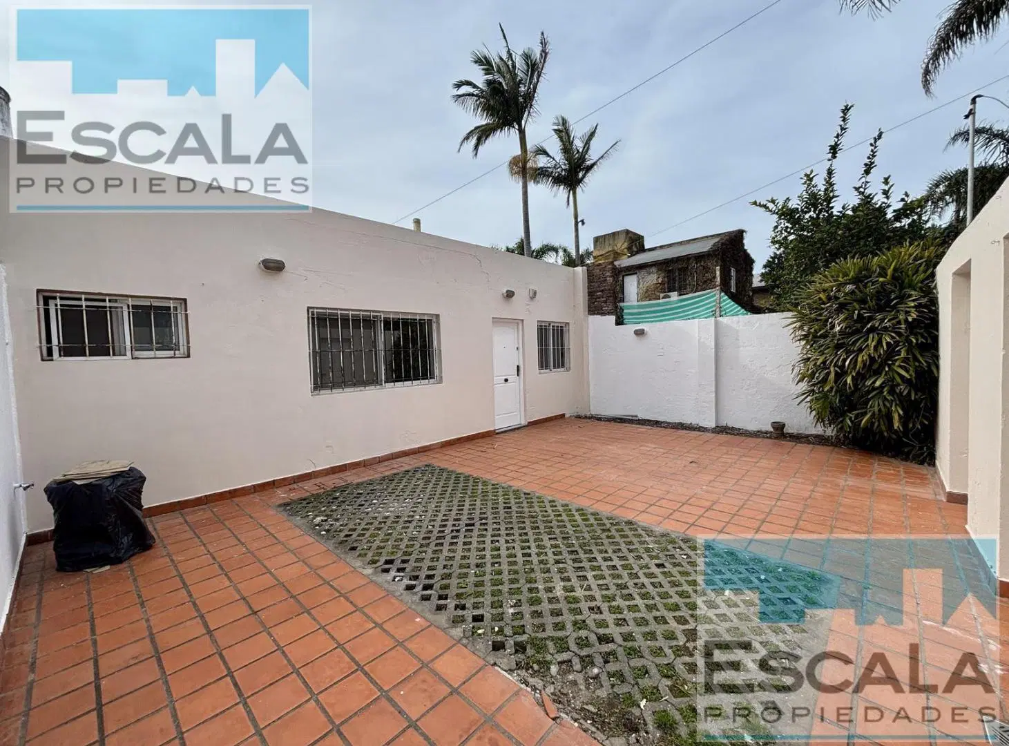 CASA DE DOS DORMITORIOS CON COCHERA EN ALQUILER FISHERTON 1