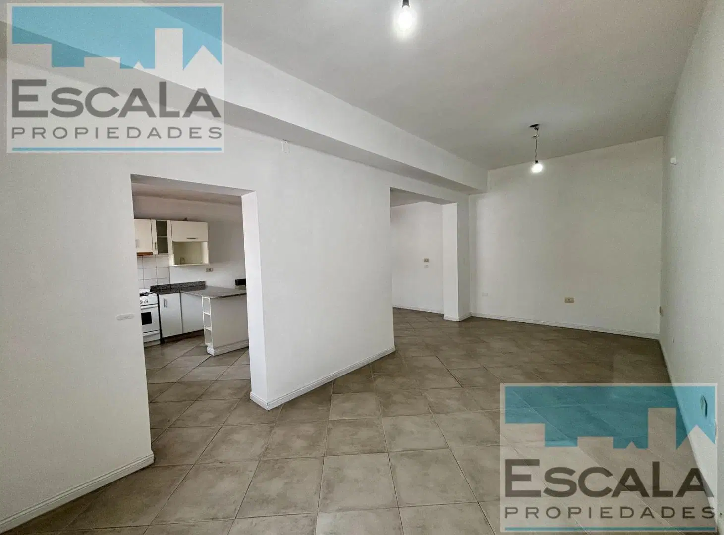 CASA DE DOS DORMITORIOS CON COCHERA EN ALQUILER FISHERTON 8