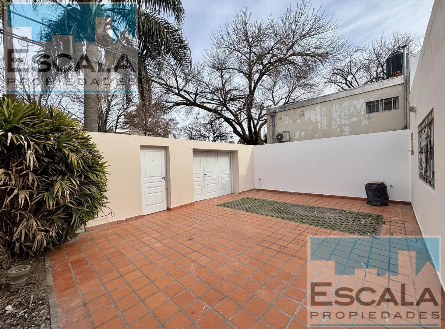 CASA DE DOS DORMITORIOS CON COCHERA EN ALQUILER FISHERTON