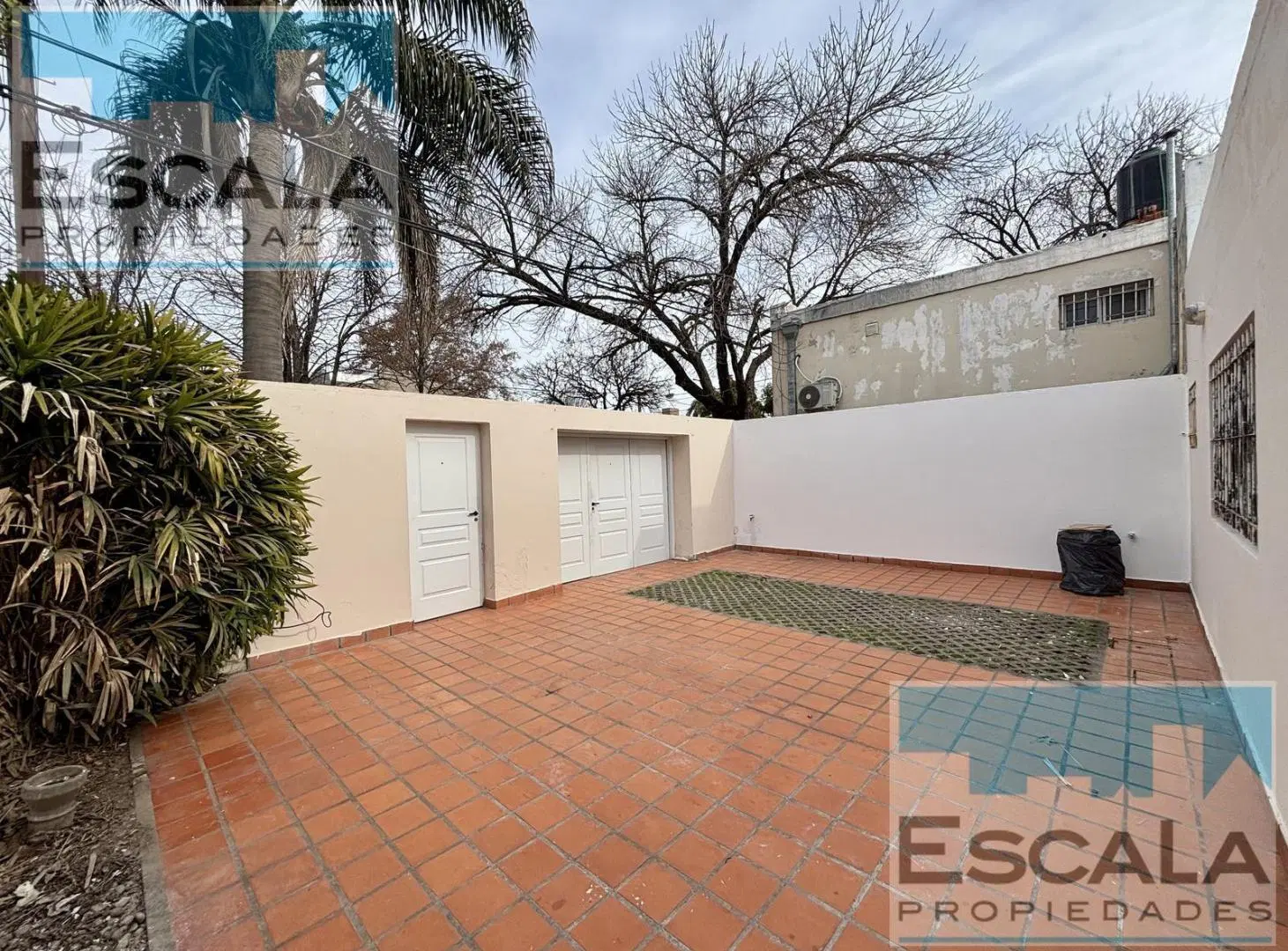 CASA DE DOS DORMITORIOS CON COCHERA EN ALQUILER FISHERTON 2