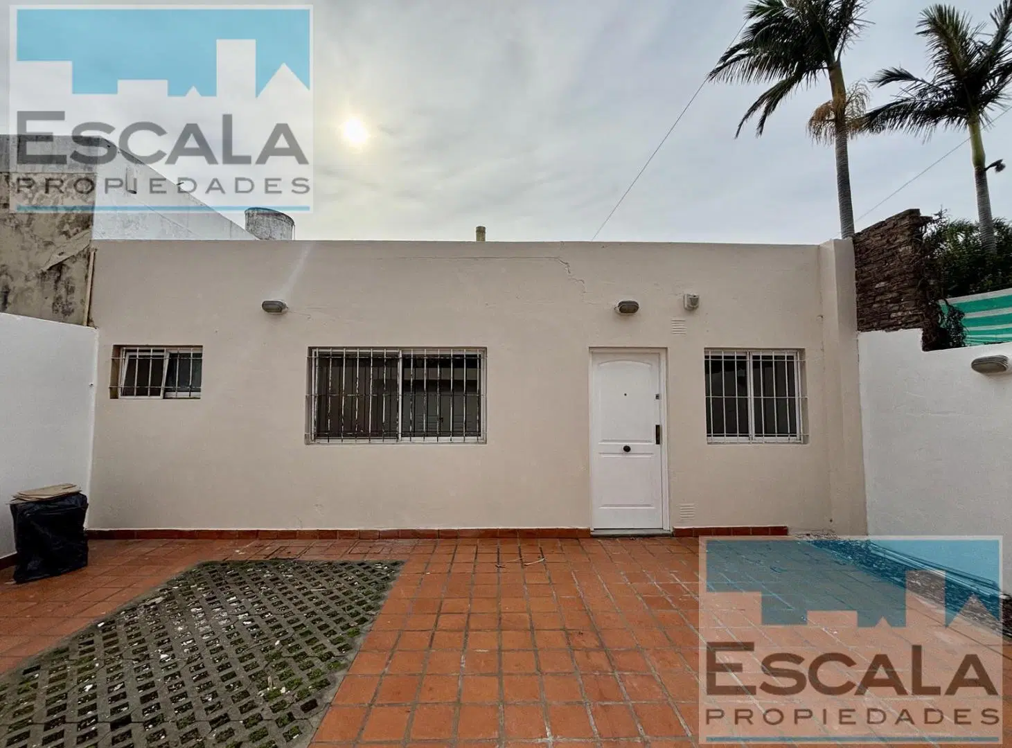 CASA DE DOS DORMITORIOS CON COCHERA EN ALQUILER FISHERTON 3