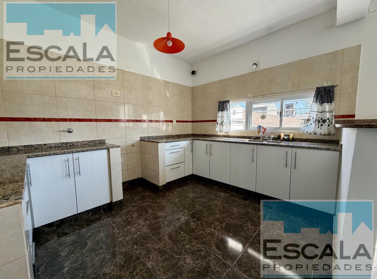 Foto de CASA EN FUNES CITY CON 3 DORMITORIOS, COCHERA Y AMPLIO JARDIN CON, imagen 3