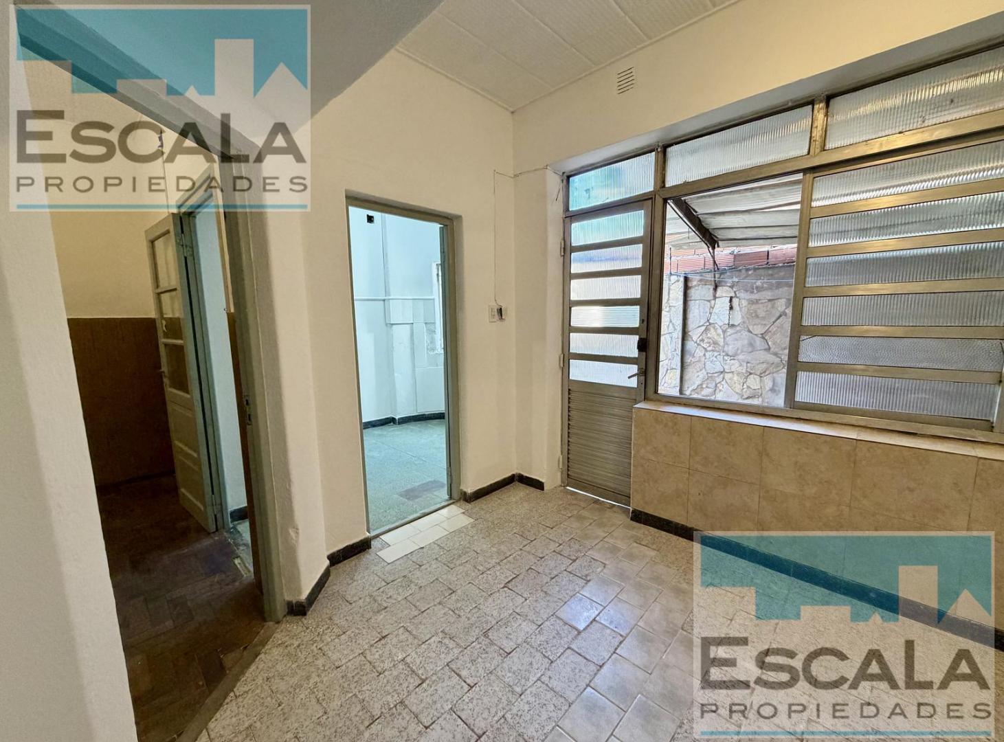 Foto de DEPARTAMENTO DE PASILLO DE DOS DORMITORIOS CON PATIO Y PARRILLERO, imagen 1