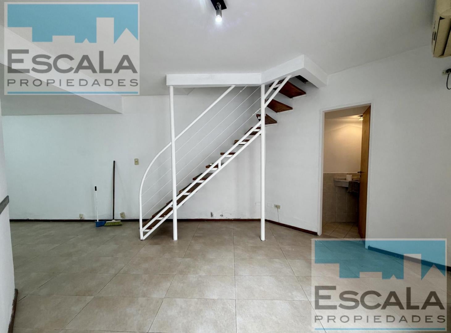 Foto de CASA INTERNA DE PASILLO CON DOS DORMITORIOS Y PATIO - BARRIO ARROYITO, imagen 1