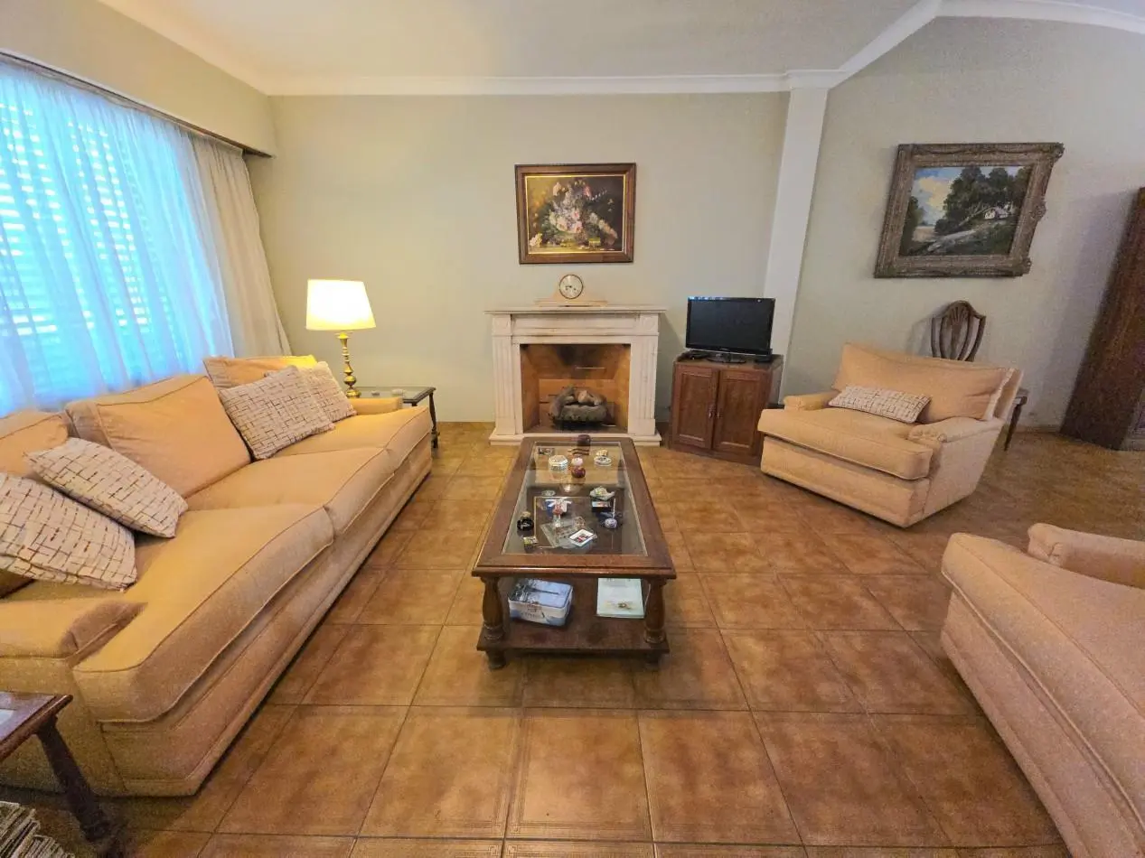 Casa 4 Ambientes en Venta con Parque y Quincho - a 5 Cuadras de la Estacion de Longchamps 3