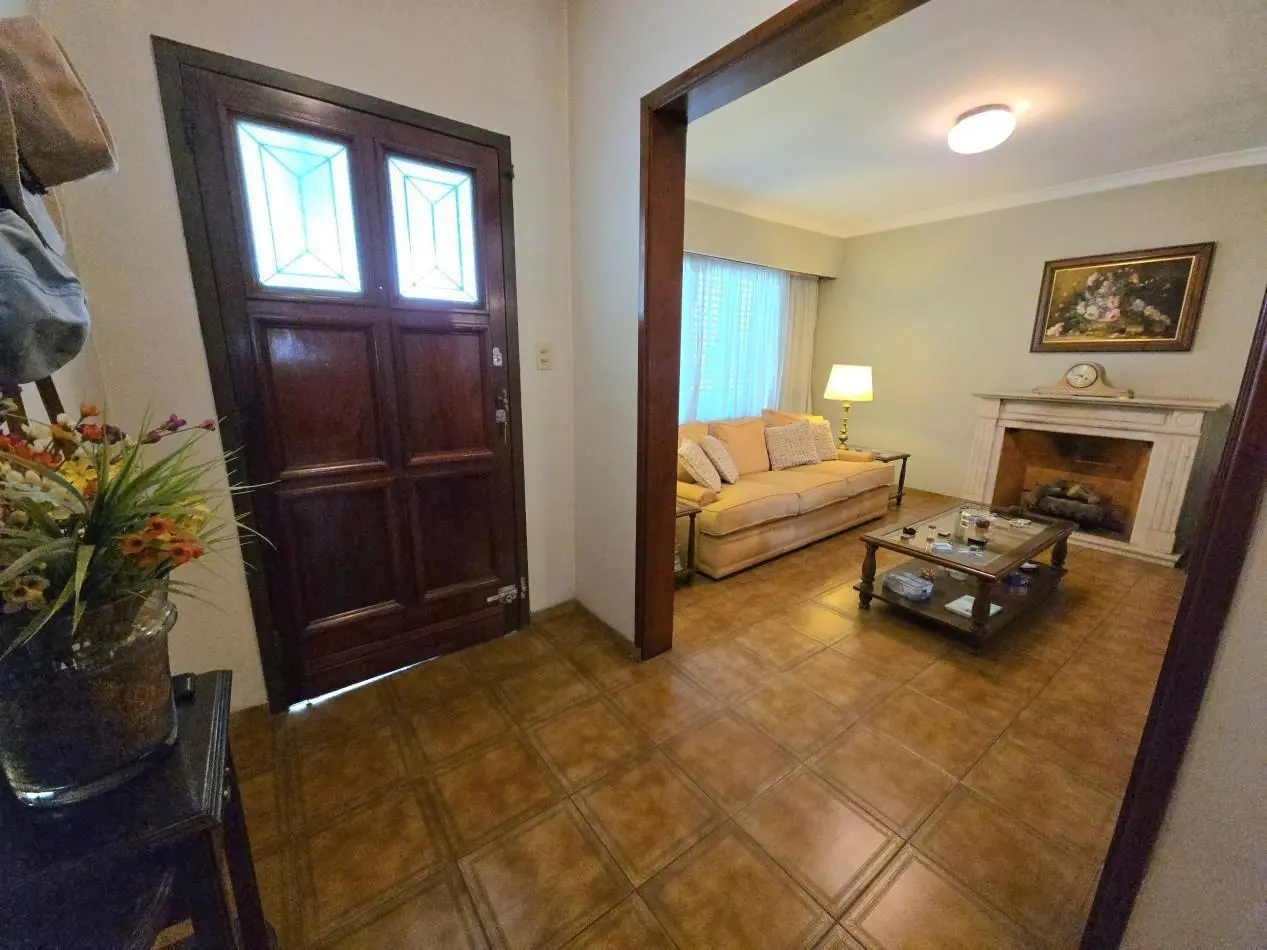 Casa 4 Ambientes en Venta con Parque y Quincho - a 5 Cuadras de la Estacion de Longchamps 2
