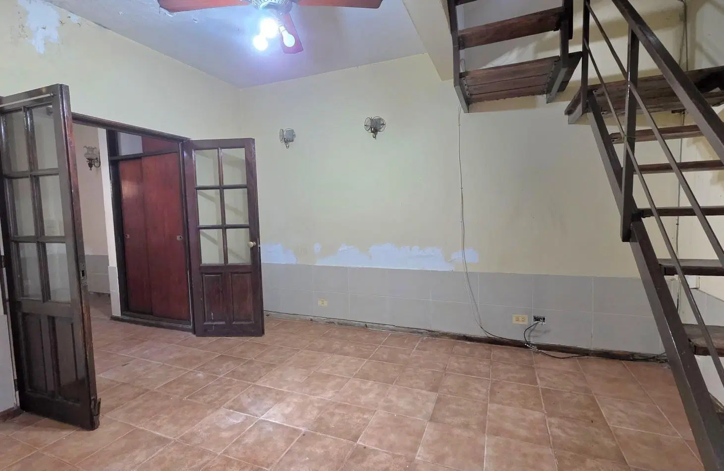OPORTUNIDAD EN TEMPERLEY - CASA CON TERRAZA Y GRAN POTENCIAL, APTA CREDITO 5