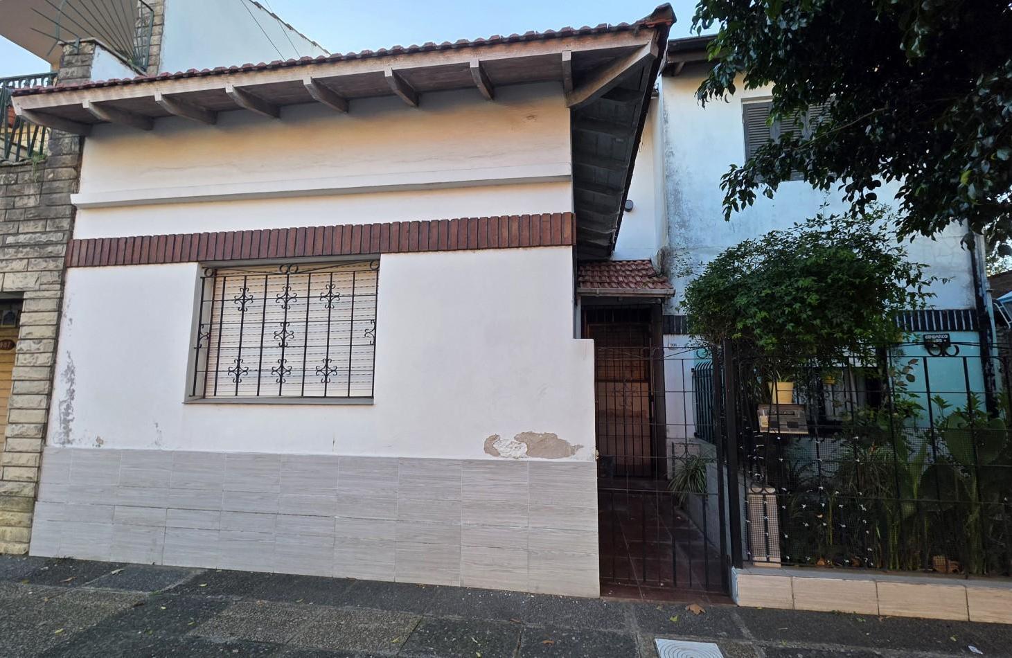 OPORTUNIDAD EN TEMPERLEY - CASA CON TERRAZA Y GRAN POTENCIAL, APTA CREDITO