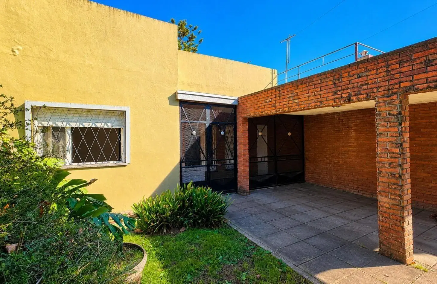CASA 3 AMBIENTES CON COCHERA, GALERIA Y GRAN PARQUE EN VENTA - APTA CREDITO 4