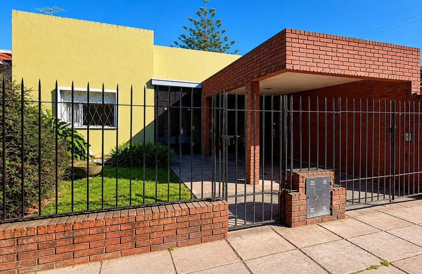 CASA 3 AMBIENTES CON COCHERA, GALERIA Y GRAN PARQUE EN VENTA - APTA CREDITO 2
