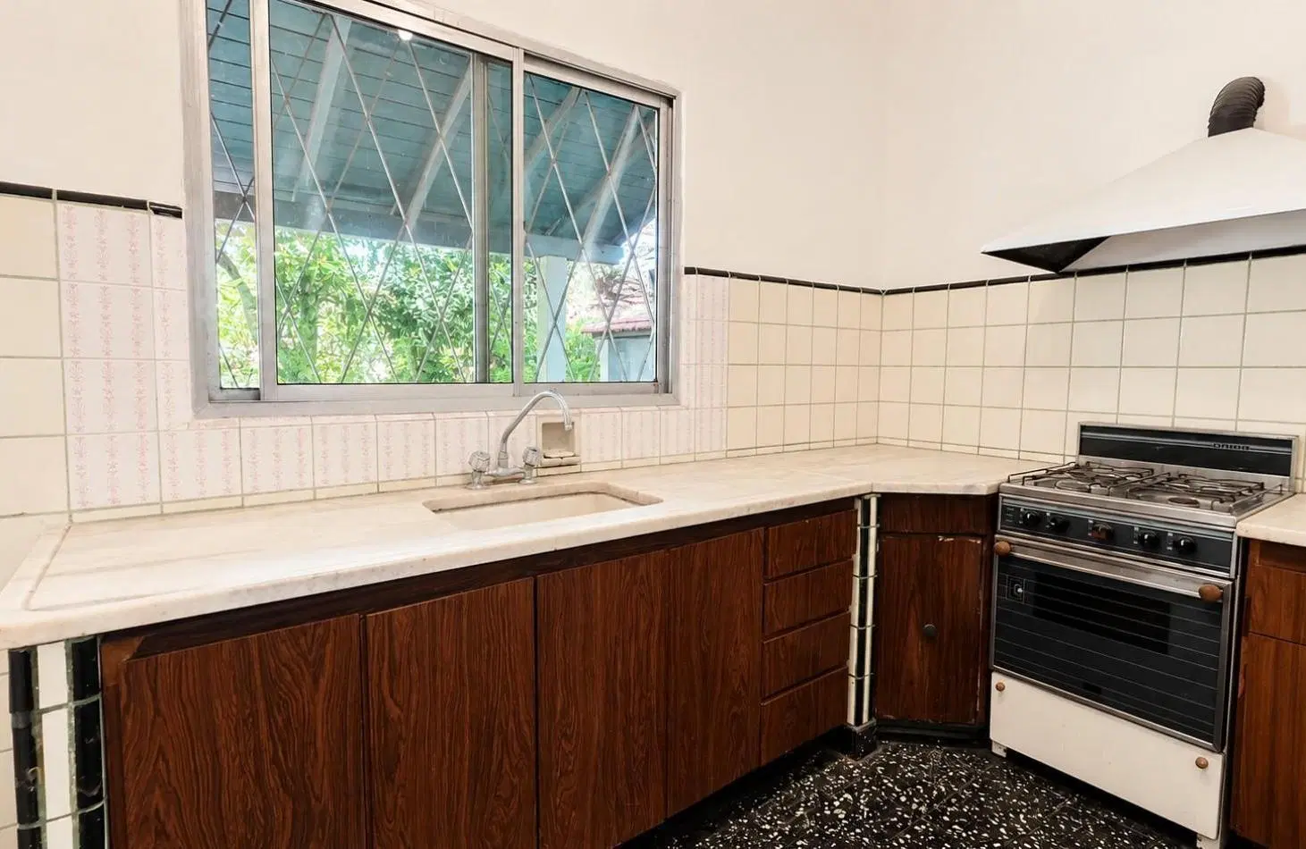 CASA 3 AMBIENTES CON COCHERA, GALERIA Y GRAN PARQUE EN VENTA - APTA CREDITO 5