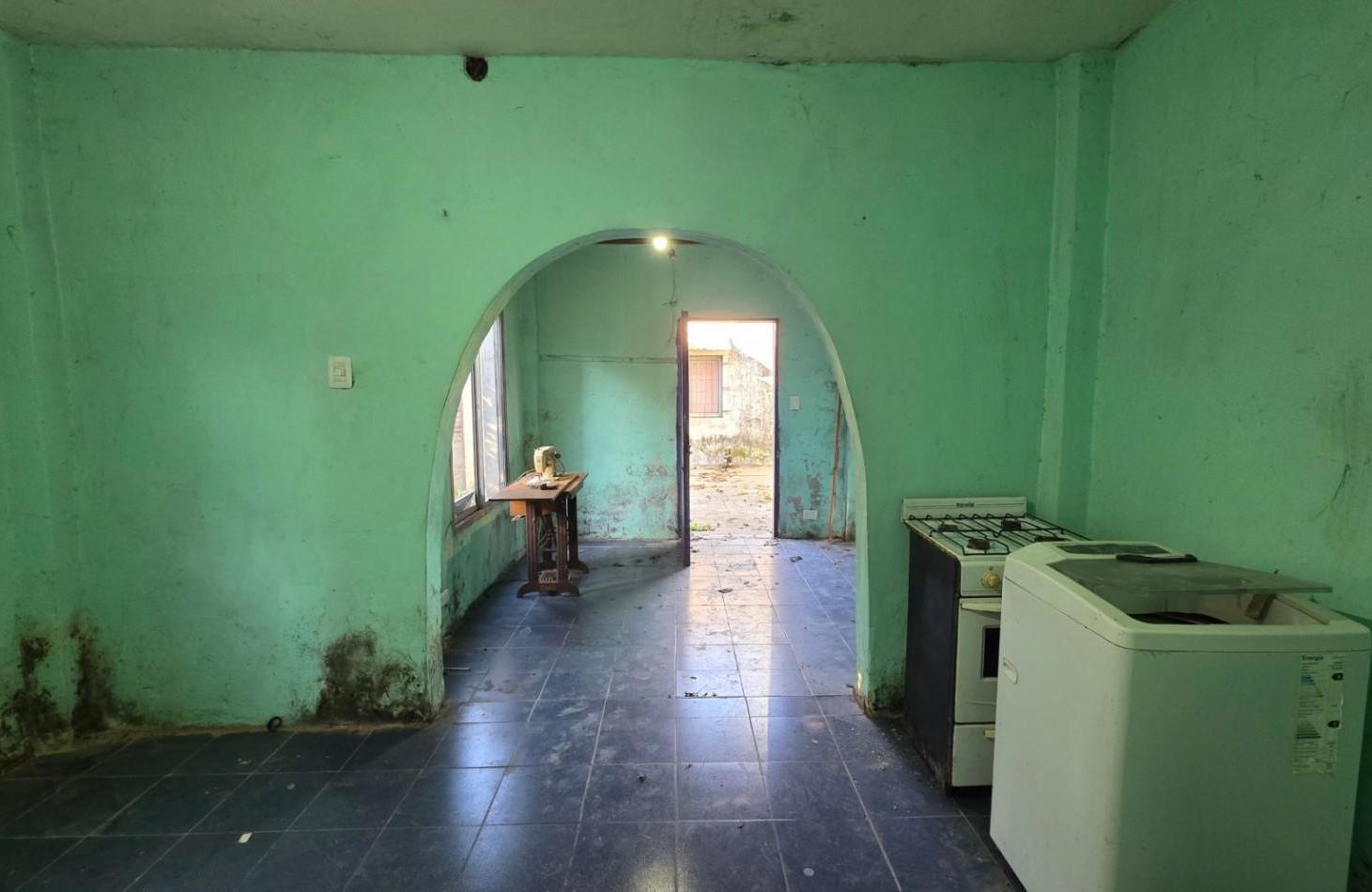 Foto de Casa a Restaurar sobre Lote de 375 m² en Glew | Amplio Fondo y Gran, imagen 3