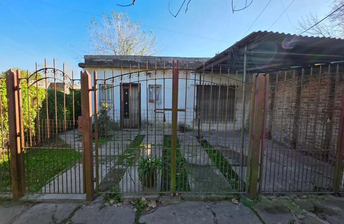 Casa a Restaurar sobre Lote de 375 m² en Glew | Amplio Fondo y Gran Potencial de Desarrollo 5