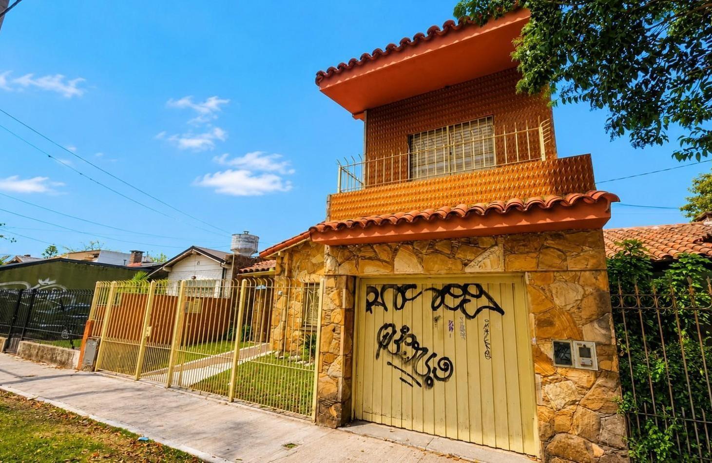 CASA DE 3 DORMITORIOS CON GARAGE, QUINCHO, PARQUE Y PILETA (APTA CREDITO)