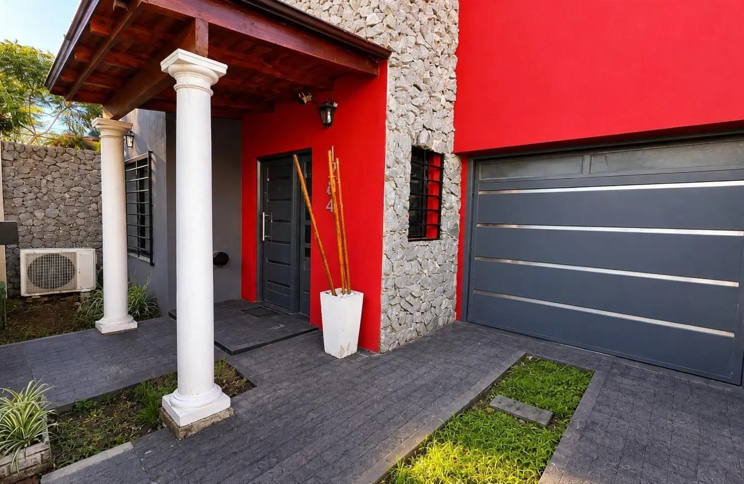 CASA 4 AMBIENTES CON COCHERA DOBLE, PILETA Y ALTILLOS EN VENTA - LONGCHAMPS 2
