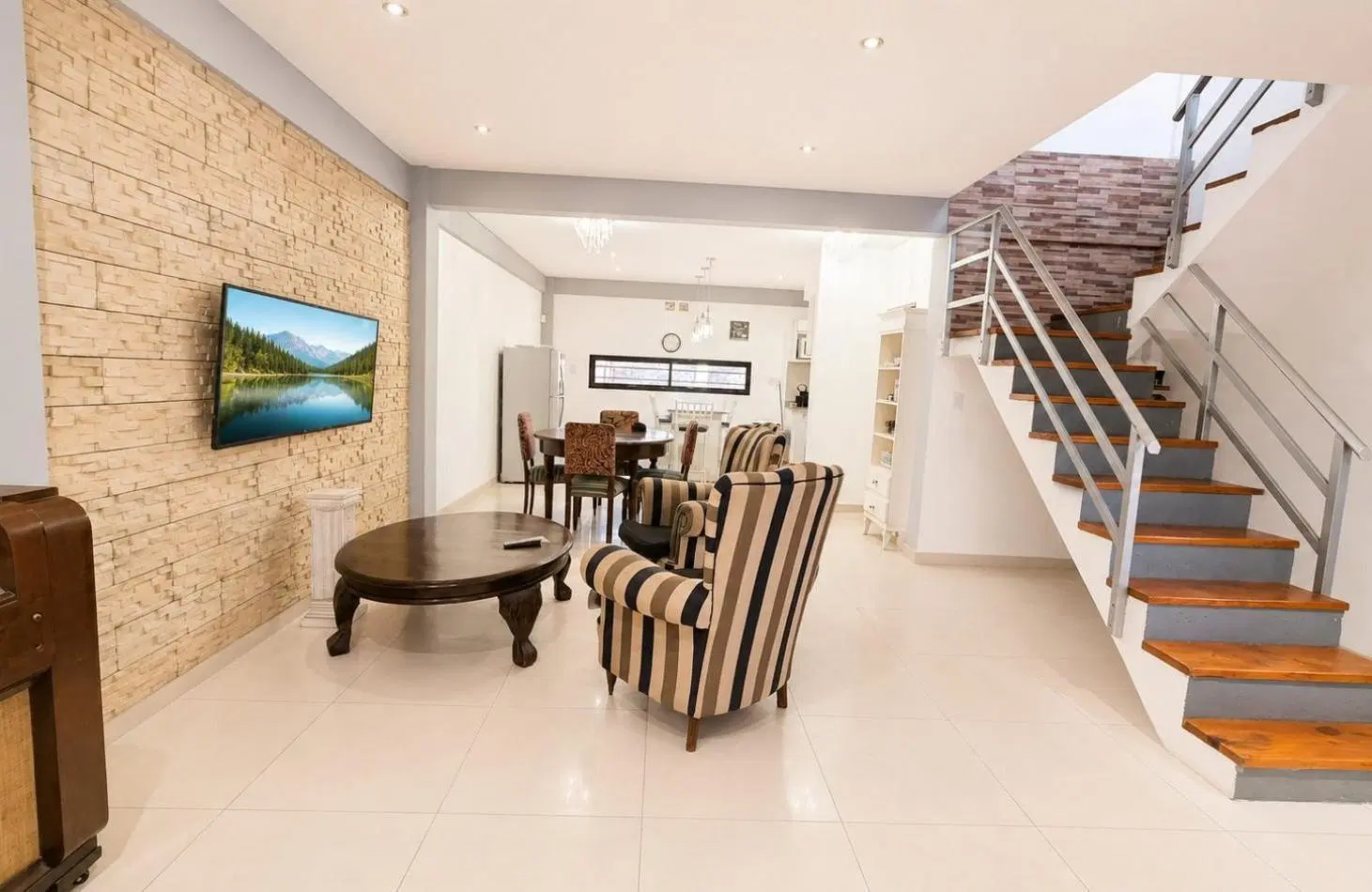 CASA 4 AMBIENTES CON COCHERA DOBLE, PILETA Y ALTILLOS EN VENTA - LONGCHAMPS 8