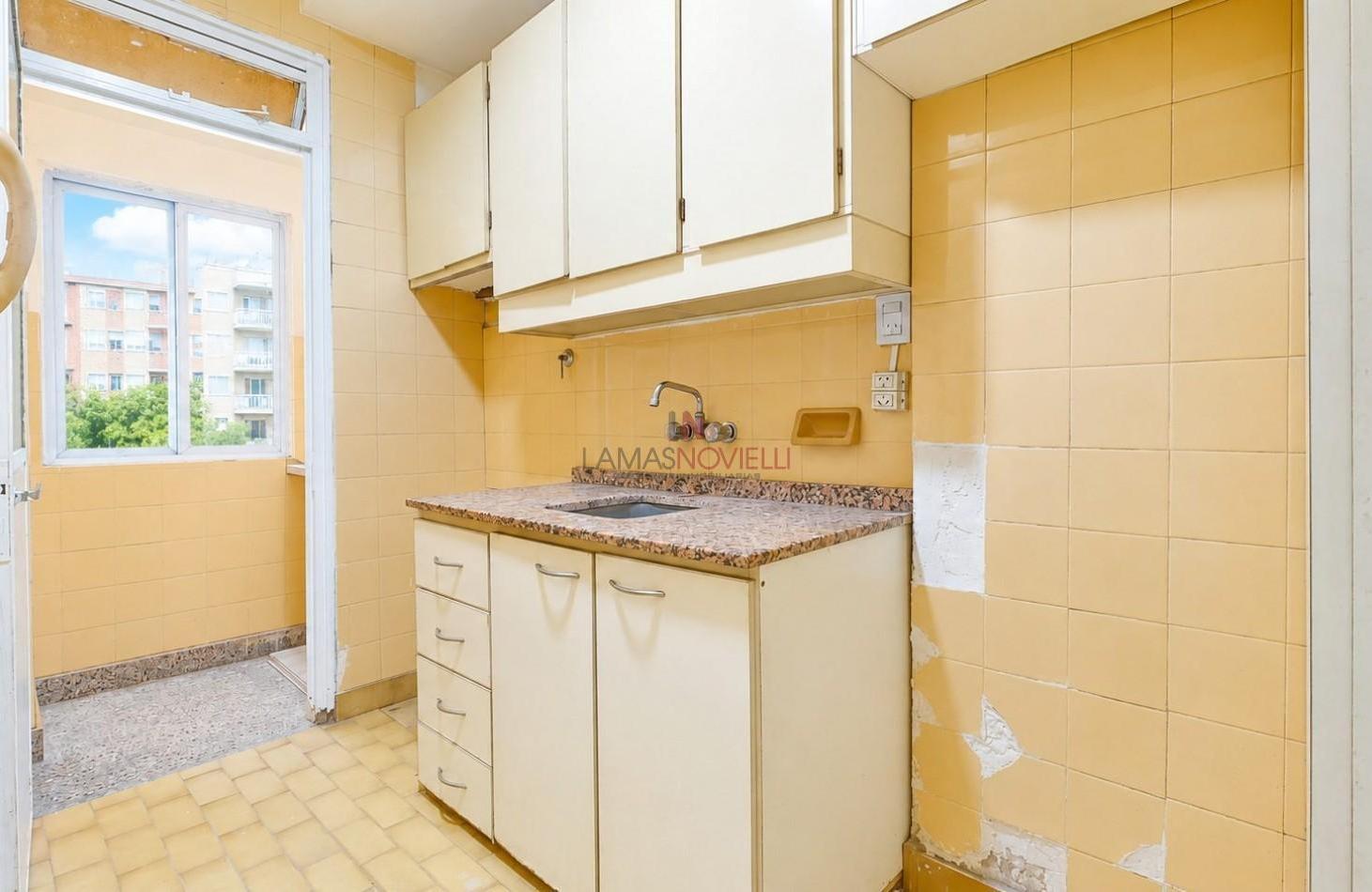 Foto de DEPARTAMENTO 3 AMBIENTES EN ALQUILER - PISO 9 - A 100 M DE AV. HIPOLITO, imagen 3