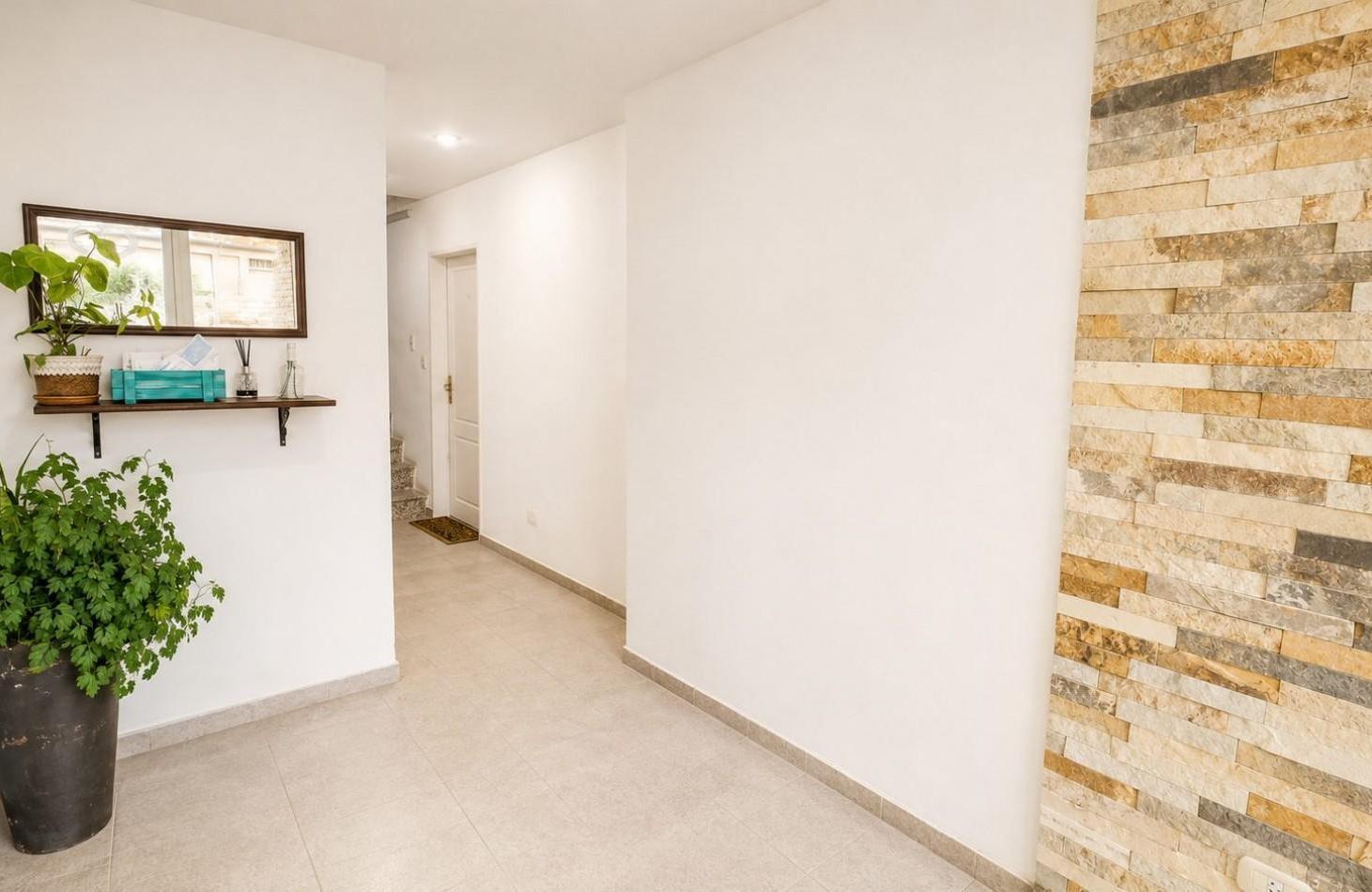 Foto de Departamento 2 ambientes con patio, cochera y baulera - Lomas de Zamora, imagen 5
