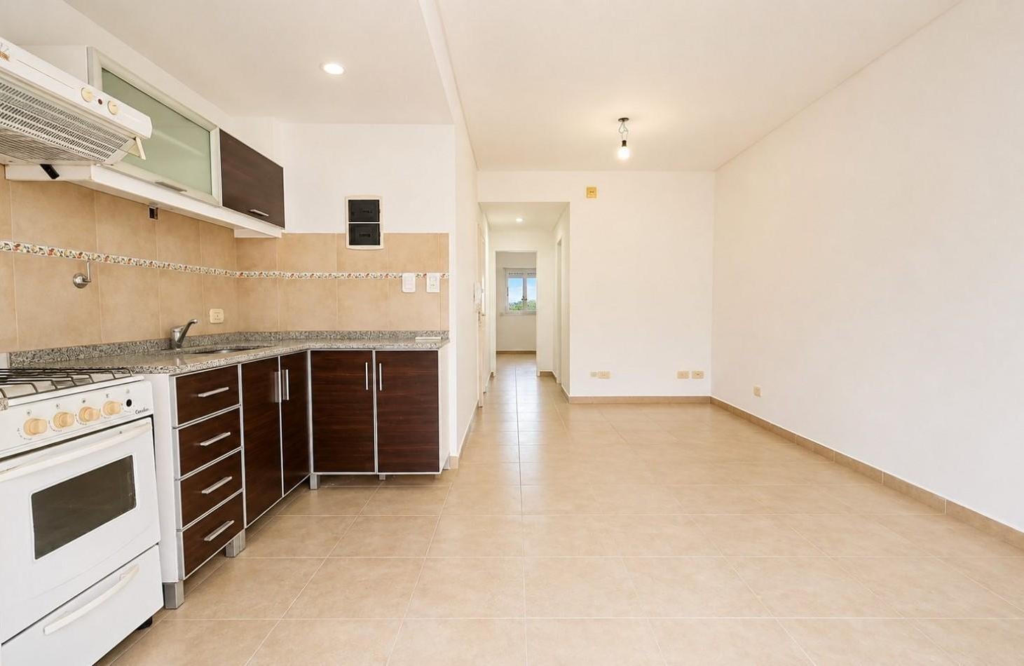 Foto de Departamento 2 ambientes con patio, cochera y baulera - Lomas de Zamora, imagen 2