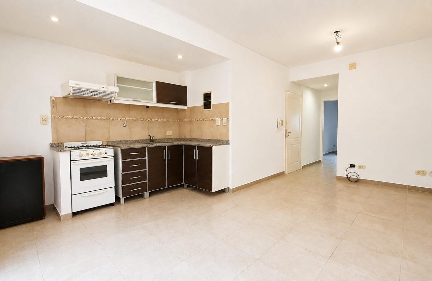 Foto de Departamento 2 ambientes con patio, cochera y baulera - Lomas de Zamora, imagen 4