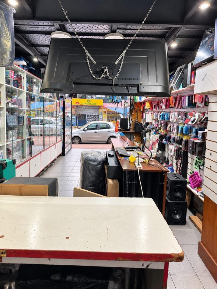 Foto de LOCAL COMERCIAL CON ENTREPISO - 64 M² - A 30 M DE AV. H. YRIGOYEN, imagen 1